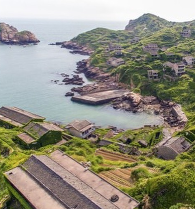 Смотрите, как выглядит заброшенное село-призрак, которое полностью поглотила природа: фото и видео